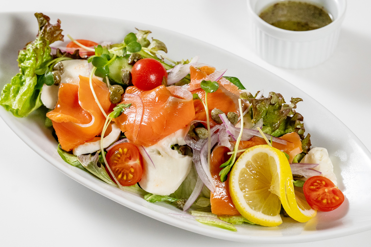 スモークサーモンとモッツアレラチーズサラダ